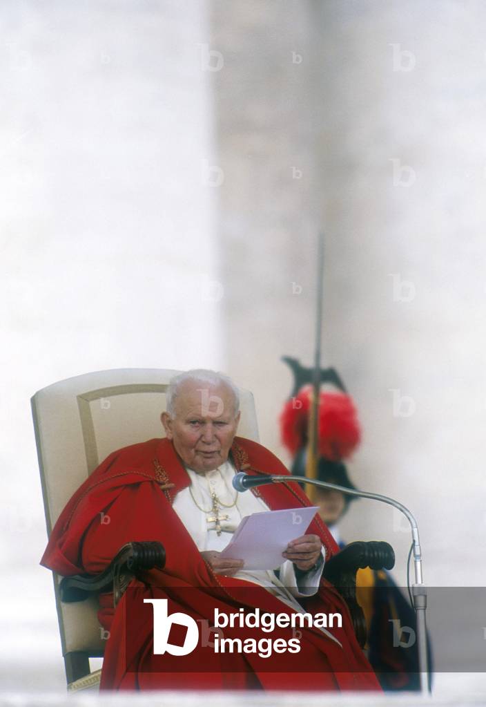 Vatican City, November 17, 2000. Pope John Paul II during an audience in St. Peter's Square (photo)