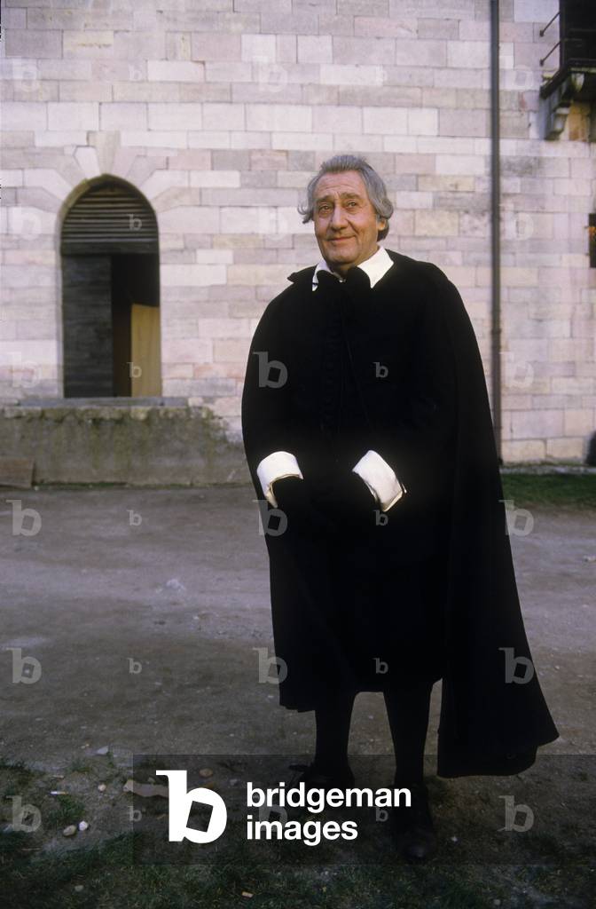 Rocca Borromeo in Angera (Varese), 1988. Actor Alberto Sordi in the role of Don Abbondio on the set of the Italian TV movie “” I Promessi Sposi”” (The Betrothed) directed by Salvatore Nocita/Rocca Borromeo di Angera (Varese), 1988. L'attore Alberto Sordi nella parte di Don Abbondio sul set del film per la TV “” I promessi sposi”” diretto da Salvatore Nocita -