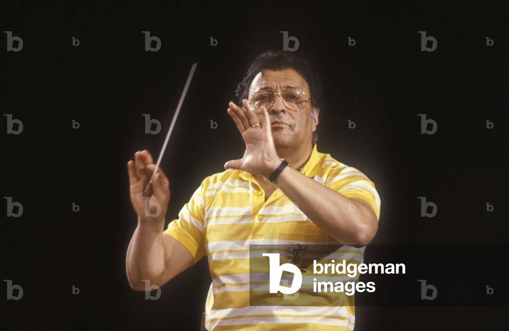 Music conductor Zubin Mehta during a rehearsal (1990)/Il direttore d'orchestra Zubin Mehta durante una prova (1990) -