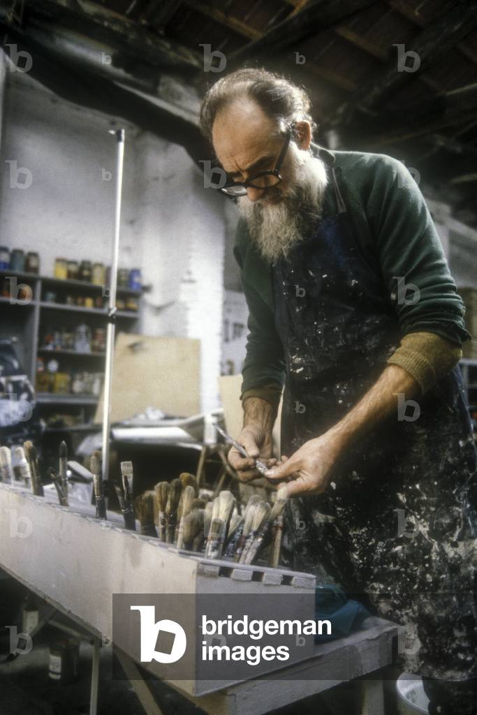 Venice, 1981. Italian painter Emilio Vedova in his studio/Venezia, 1981. Il pittore Emilio Vedova nel suo studio -
