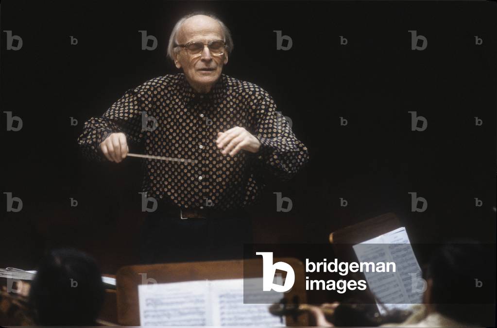 American violinist Yehudi Menuhin conducting (1992)/Il violinista Yehudi Menuhin mentre dirige (1992) -