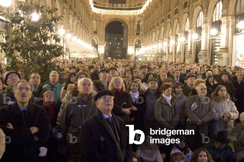 Milan, Galleria Vittorio Emanuele II, 7 december 2004. Audience watching on a maxi screen the official inauguration for the reopening of the restored La Scala Theater