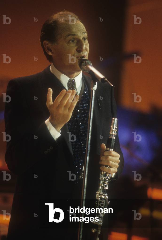 Italian TV presenter and shoman Renzo Arbore performing at Sanremo Music Festival 1986 (photo)