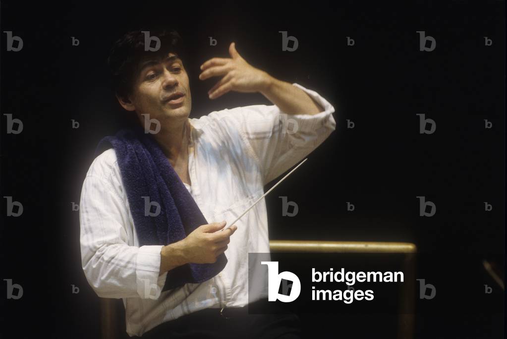 Romanian conductor Christian Badea during a rehearsal (1995)/Il direttore d'orchestra Christian Badea durante una prova (1995) -
