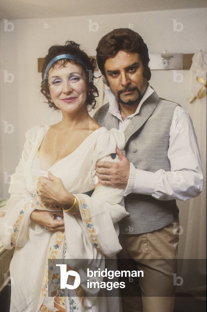 Rome, 1984. Soprano Olivia Stapp and tenor Nicola Martinucci before performing as protagonists in Puccini's Tosca directed by Gigi Proietti/Roma, 1984. Il soprano Olivia Stapp e il tenore Nicola Martinucci in Tosca diretta da Gigi Proietti prima dello spettacolo -