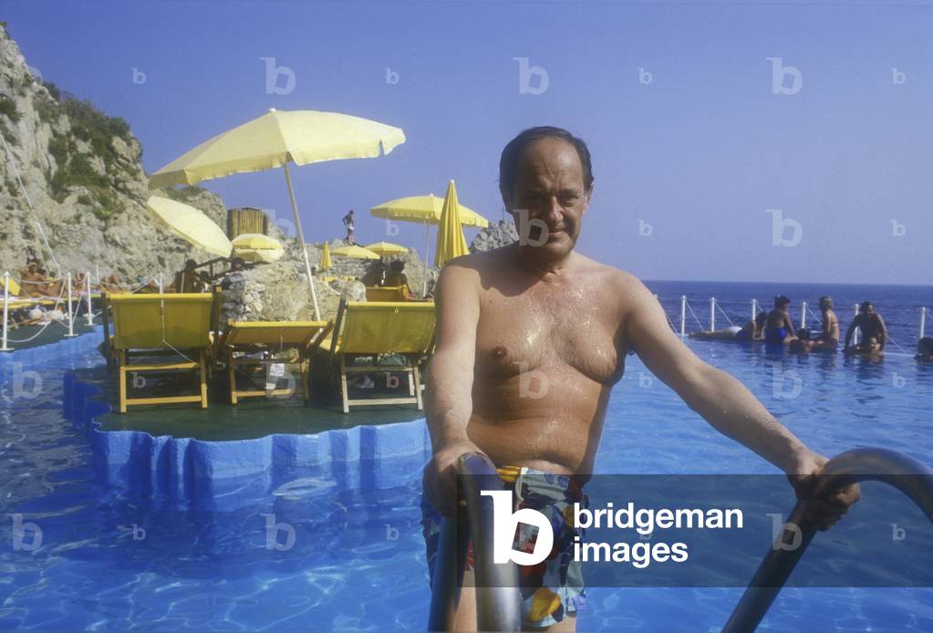 Capri, 1986. Italian director Ugo Gregoretti in a swimming pool/Capri, 1986. He registered Ugo Gregoretti in piscina -