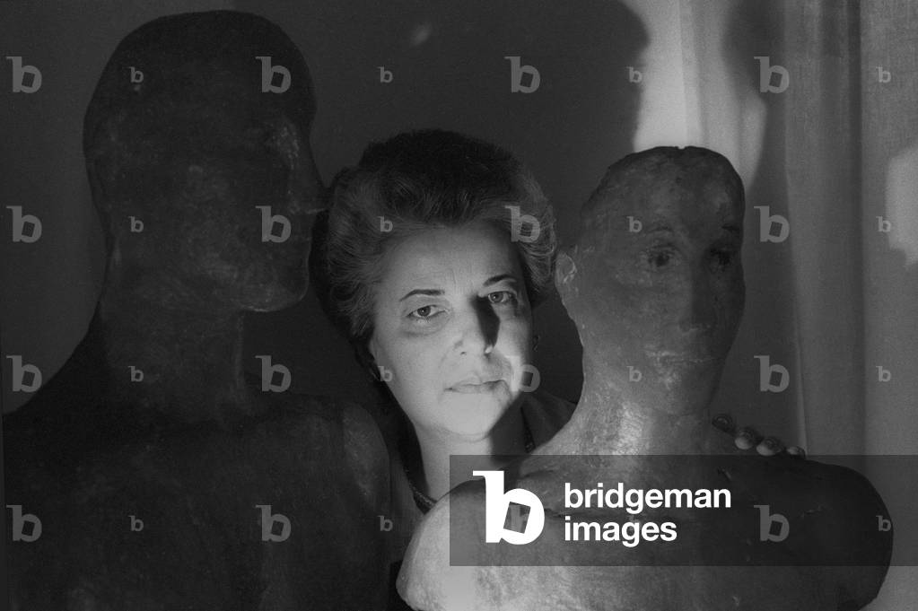 Milan, 1981. Italian journalist and writer Grazia Livi in her house. Milano, 1981. La scrittrice e giornalista Grazia Livi nella sua casa -