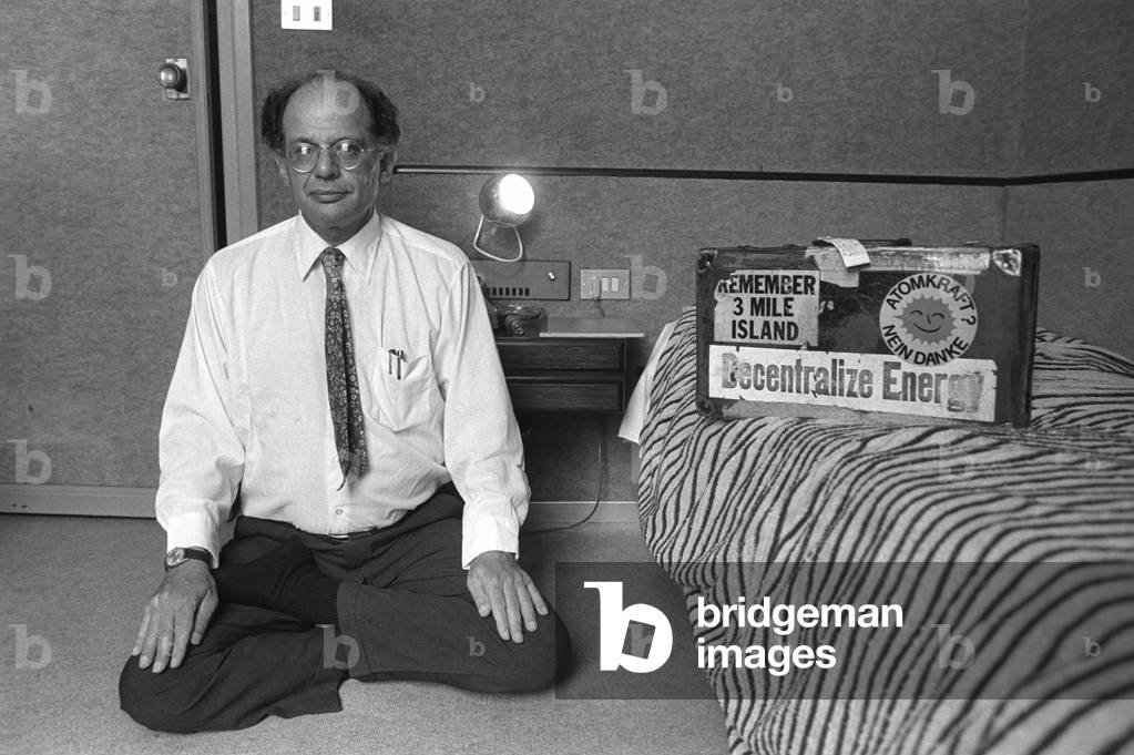 Allen Ginsberg  meditates in his hotel room, Rome, Italy, 1980 (photo)