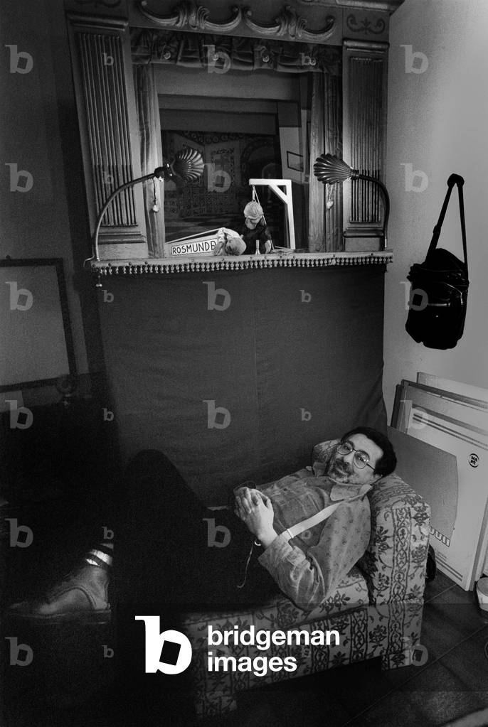 Rome, 1980. Italian cartoonist Pino Zac (real name Giuseppe Zaccaria) in his studio/Roma, 1980. Il disegnatore Pino Zac nel suo studio -