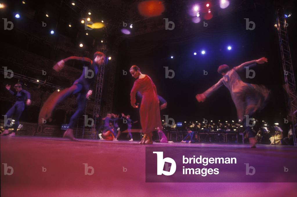 Venice, La Fenice Theater, 1995. Dancers of the Merce Cunningham Dance Company (MCDC) performing the ballet “” Oceans”” by American choreographer Merce Cunningham, winner of the Golden Lion for Lifetime Achievement at the Venice Biennale Dance/Venezia, Teatro La Fenice, 1995. Ballerini della Merce Cunningham Dance Company (MCDC) in “” Events” by the coregrafo Merce Cunningham, vincitore del Leone d'oro alla carriera della Biennale Danza -