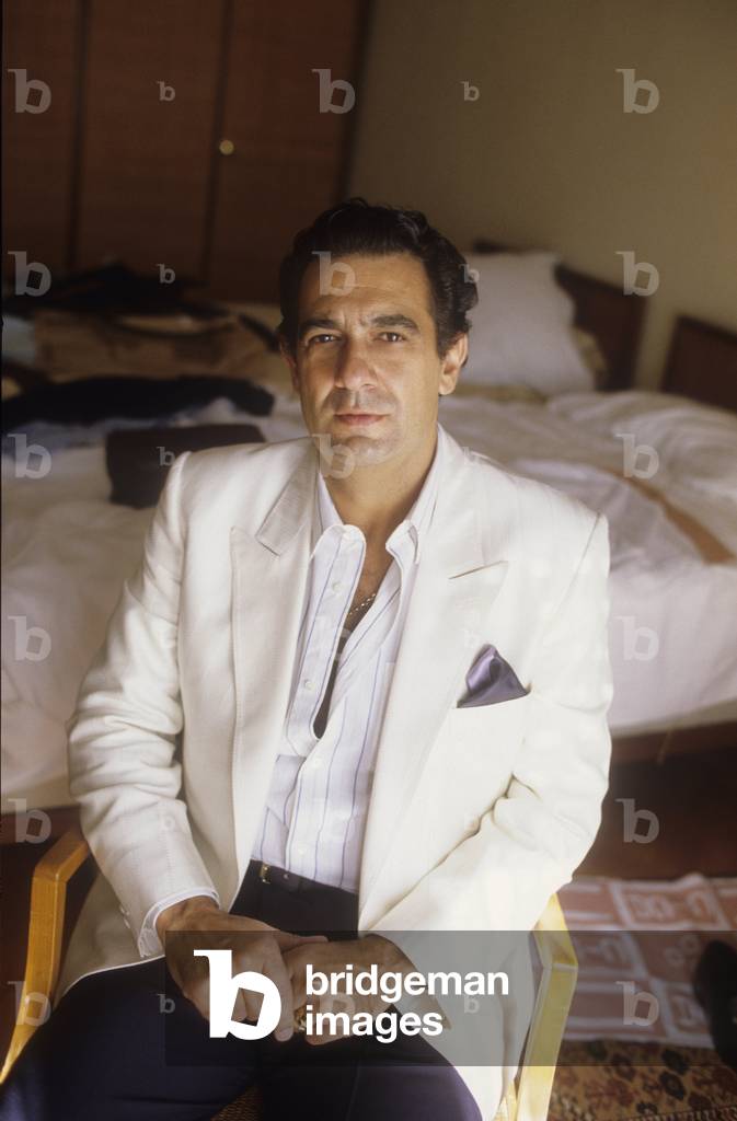 Venice Lido, Venice Film Festival 1984. Spanish tenor Placido Domingo -at the Festival to present the movie “” Carmen””” in which he is directed by Francesco Rosi- in his hotel room at the Excelsior Hotel/Lido di Venezia, Mostra del Cinema di Venezia 1984. Il tenore Placido Domingo -al Lido per presentare il Film “” Carmen”” by interpreting, diretto da Francesco Rosi- nella sua camera d'albergo all'Hotel Etxelsior -