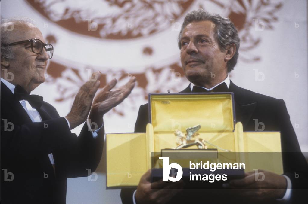 Venice Lido, Venice Film Festival 1990. Italian actor Marcello Mastroianni receives the Goldenn Lion Award for lifetinme achievement by director Federico Fellini (photo)