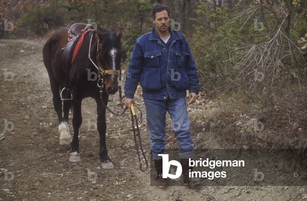 Italian cartoonist Angese (pseudonym of Sergio Angeletti) at Alcatraz, an agricultural retreat and study center located in the hills between Gubbio and Perugia founded by Jacopo Fo (1992)/Il disegnatore di fumetti Angese (pseudonimo di Sergio Angeletti) ad Alcatraz, agriturismo e centro culturale sulle hill tra Gubbio e Perugia fono dato da Jacopo Fo (1992) -