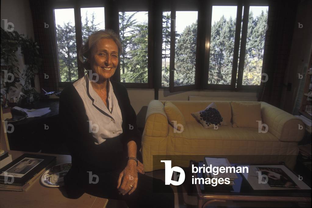 Rome, about 1990. Italian writer Rosetta Loy in her house/Roma, 1990 circa. The scrittrice Rosetta Loy nella sua casa -