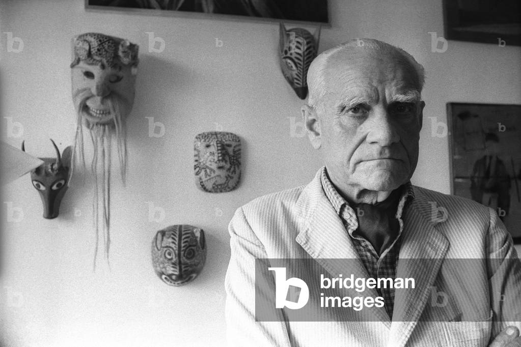 Rome, 1980. Italian writer Alberto Moravia in his house/Roma, 1980. Lo scrittore Alberto Moravia nella sua casa -