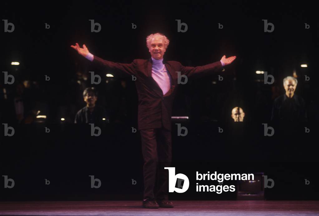 Venice, La Fenice Theater, 1995. American choreographer Merce Cunningham, in Venice to receive the Golden Lion Award for Lifetime Achievement by Dance Venice Biennale/Venezia, Teatro La Fenice, 1995. Il coreografo Merce Cunningham, a Venezia per ricevere il Leone d'oro alla carriera dalla Biennale Danza -