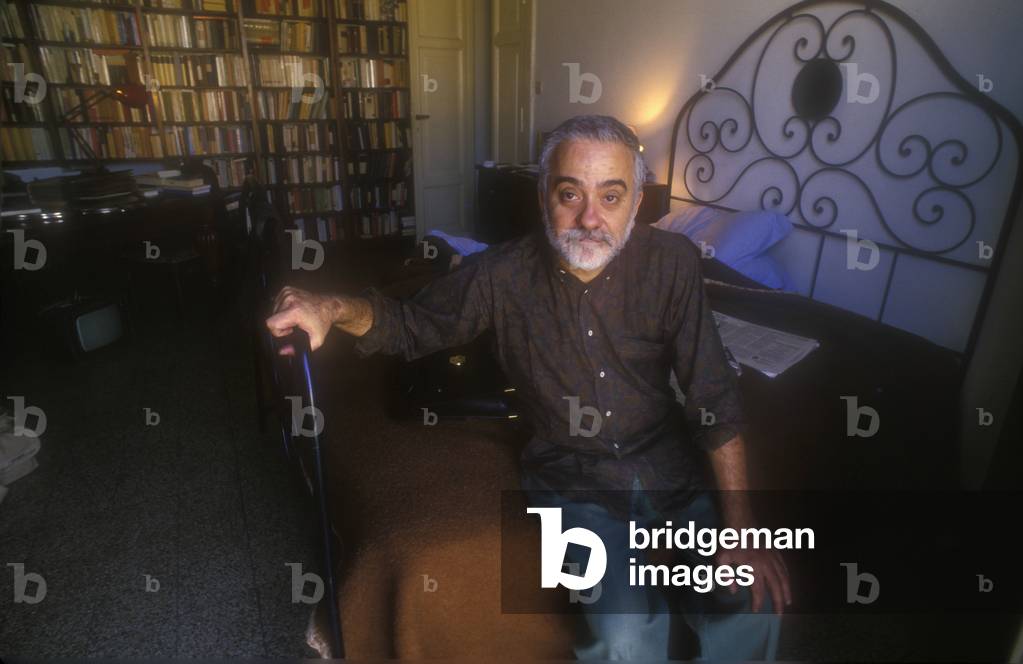 Roma, 1988. Italian writer and journalist Ruggero Guarini in his house/Rome, 1988. Lo scrittore e giornalista Ruggero Guarini nella sua casa -