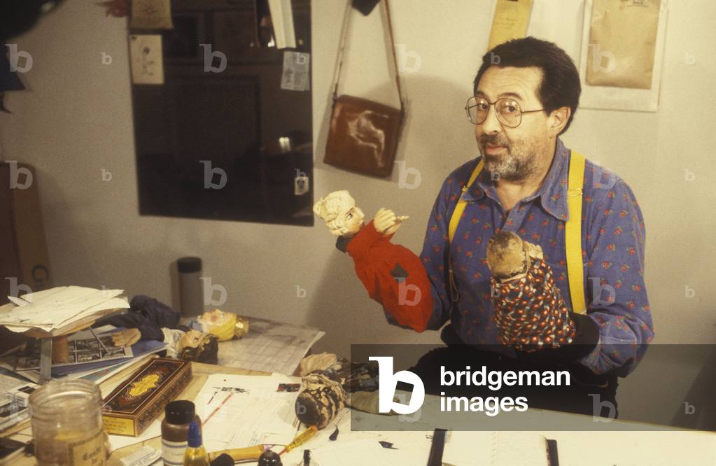 Rome, 1980. Italian cartoonist Pino Zac (real name Giuseppe Zaccaria) in his studio/Roma, 1980. Il disegnatore Pino Zac nel suo studio -