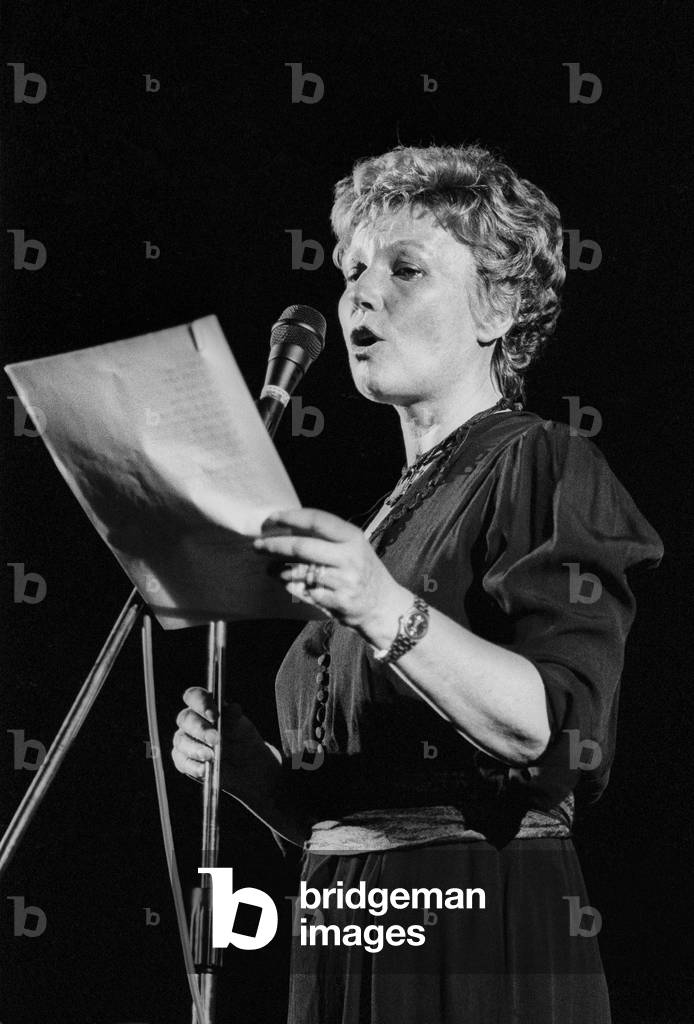 Rome, Villa Borghese, 1985. Italian writer Dacia Maraini at the International Festival of the Poets reading on stage/Roma, Villa Borghese, 1985. The scrittrice Dacia Maraini al Festival internazionale dei poeti mentre legge sul palco -