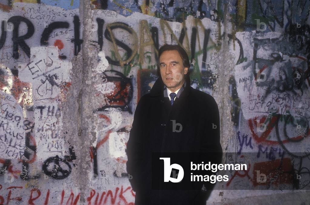 Music conductor Claudio Abbado in front of the Berlin Wall, 1989/Il direttore d'orchestra Claudio Abbado, davanti al muro di Berlino, 1989 -