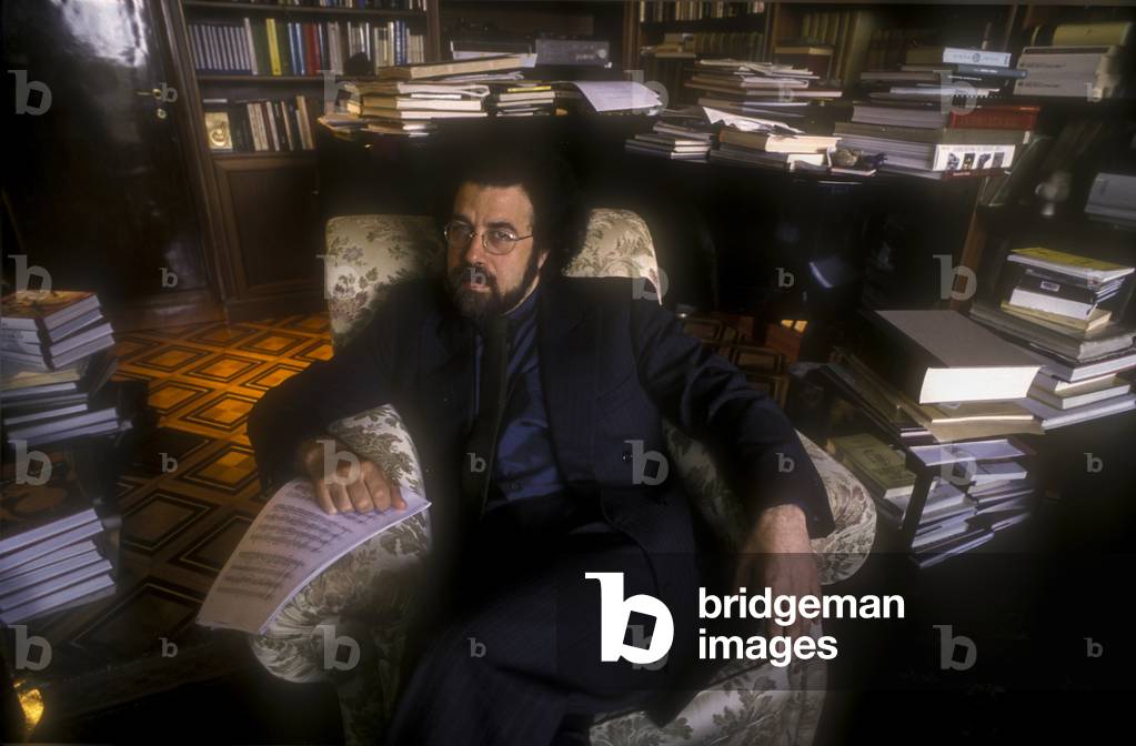 Rome, 1996. Italian conductor Giuseppe Sinopoli in his house/Roma, 1996. Il direttore d'orchestra Giuseppe Sinopoli nella sua casa -
