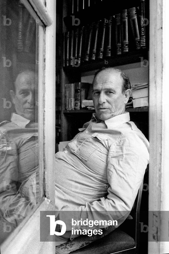 Milan, 1979. Italian journalist Giorgio Bocca in his home/Milan, 1979. Il giornalista Giorgio Bocca nella sua casa -