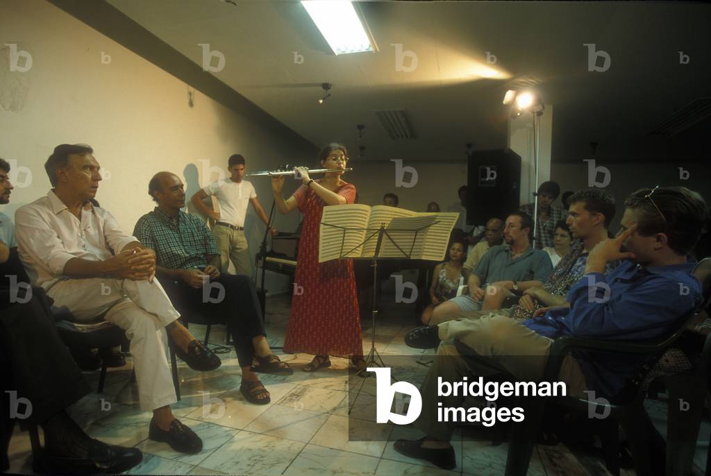Havana, July 1999 Collection of musical instruments for Cuba promoted by Italian conductor Claudio Abbado Claudio Abbado during an audition of young Cuban musicians/L'Avana, luglio 1999 Raccolta di strumenti musicali per Cuba promossa dal direttore d'orchestra Claudio Abbado Claudio Abbado durante un'audizione di giovani musicisti cubani -