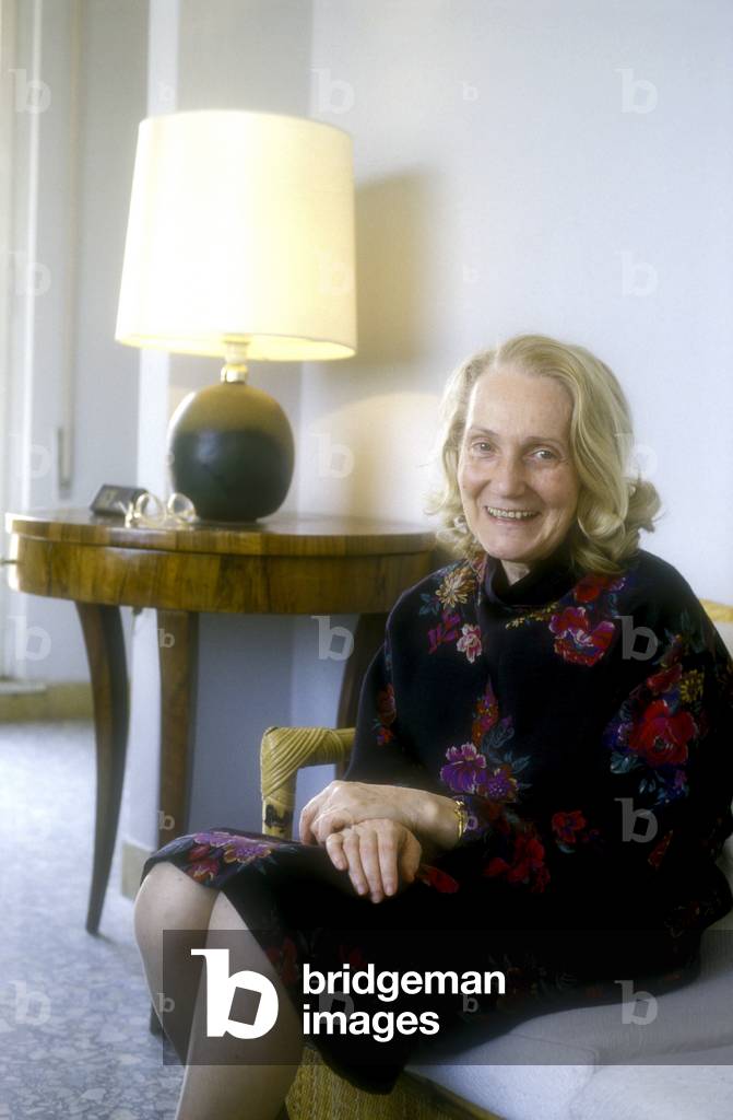Rome, 1987. Italian anthropologist Ida Magli in her house/Roma, 1987. L'antropologa Ida Magli nella sua casa -