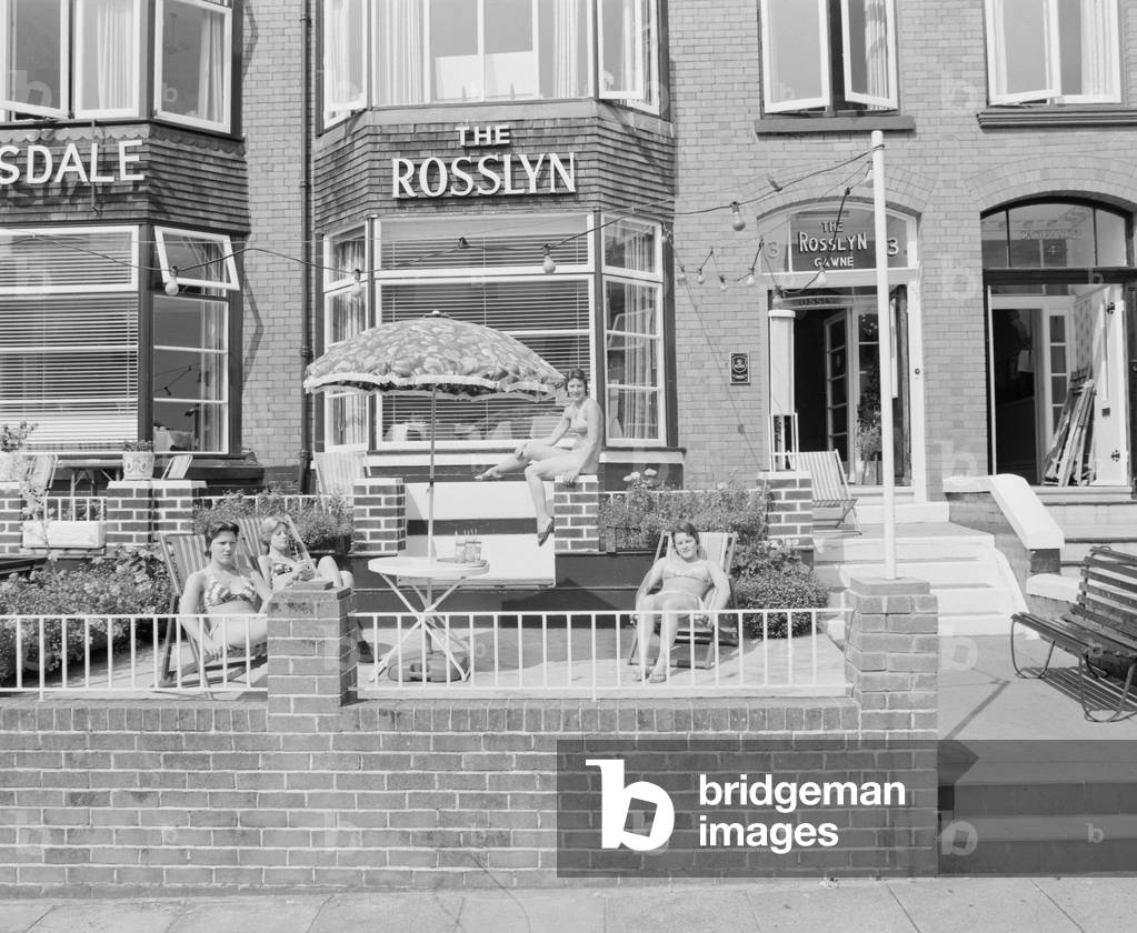 Rosslyn hotel, August 1975 (b/w photo)