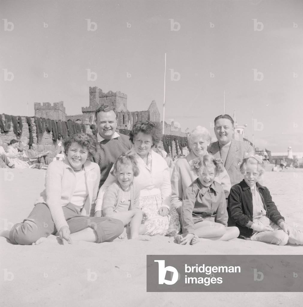 Peel holidaymakers with Frank Roberts, Isle of Man, August 1958 (b/w photo)