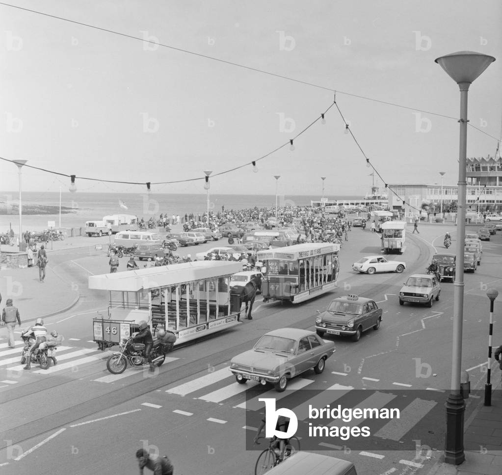 TT visitors leaving, Sea Terminal, June 1976 (b/w photo)