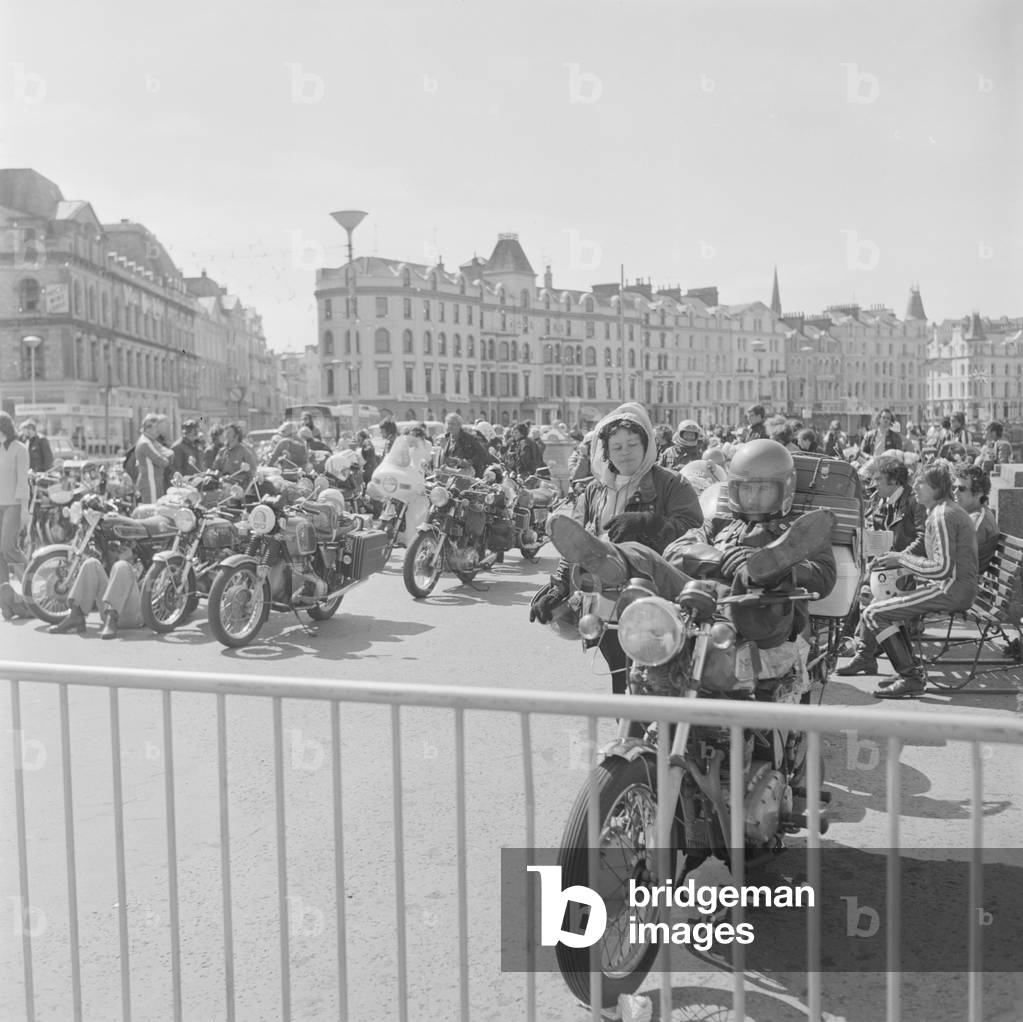 TT visitors waiting to leave on the boat, June 1978 (b/w photo)