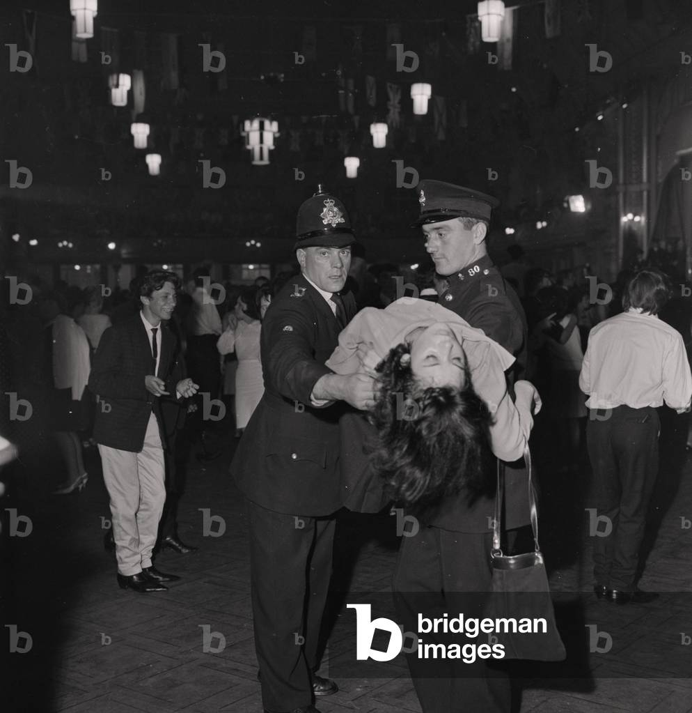 Crowds for The Rolling Stones at the Palace, August 1964 (b/w photo)
