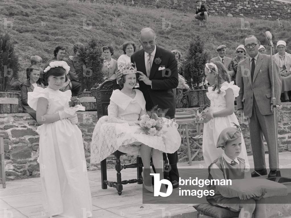 Peel Pageant Queen and Vic Oliver, July 1960 (b/w photo)