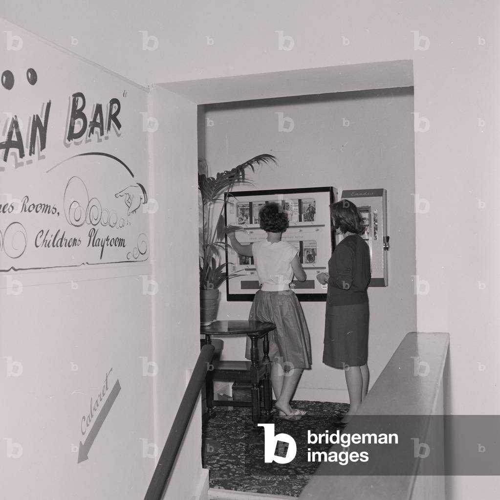 Book dispenser at Beach Hotel, August 1963 (b/w photo)