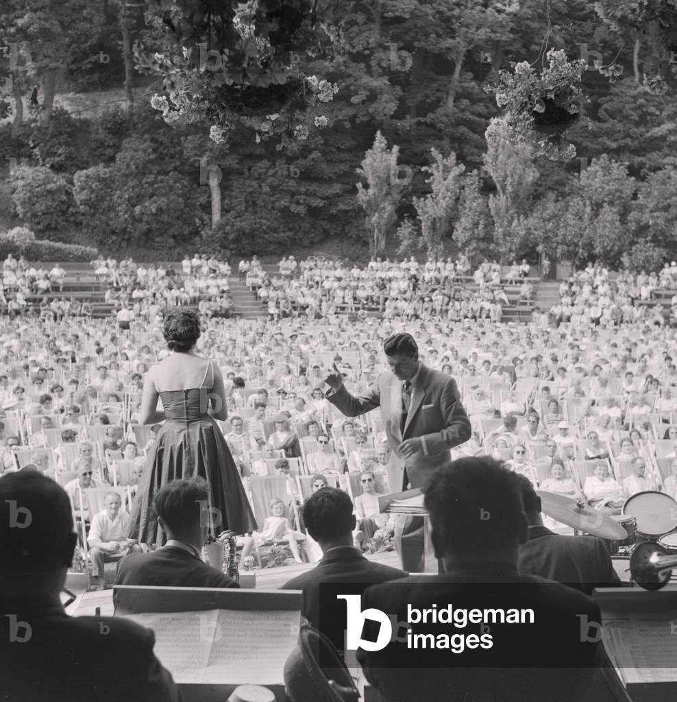 Palace crowd and band, July 1959 (b/w photo)
