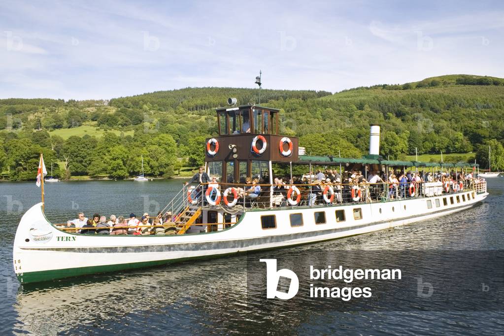 Excursion cruise boat pulling into Lakeside, Lake Windermere, Cumbria, England (photo)