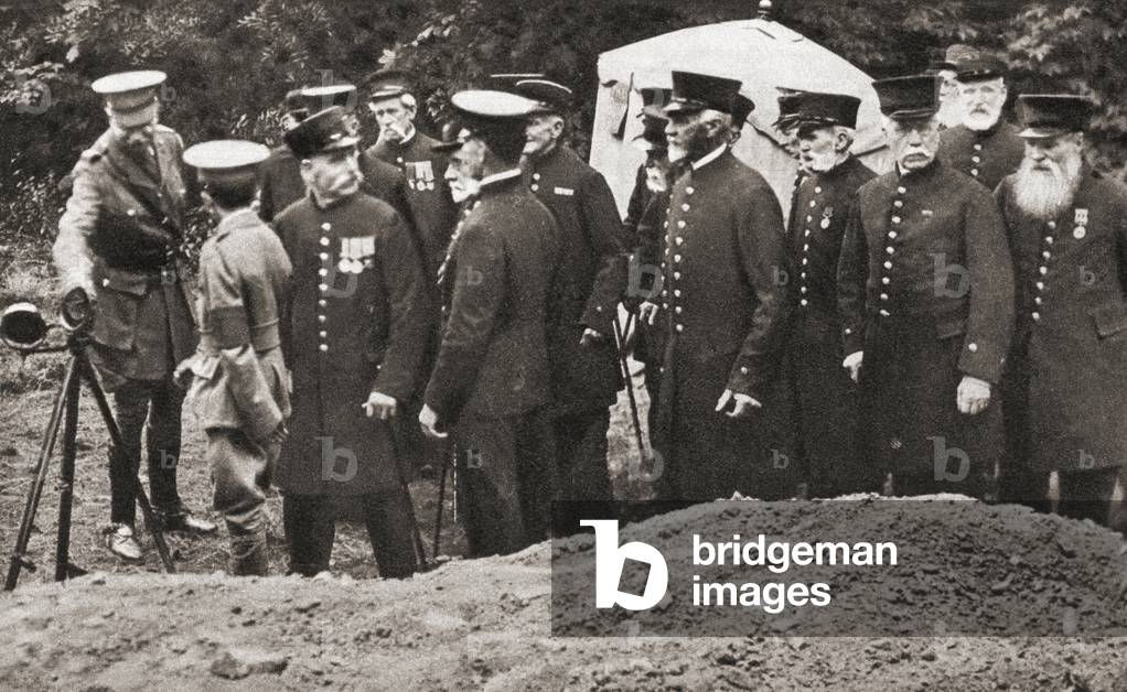 Changes in warfare being explained to veterans by Colonel Ashley, from The Pageant of the Century, pub.1934