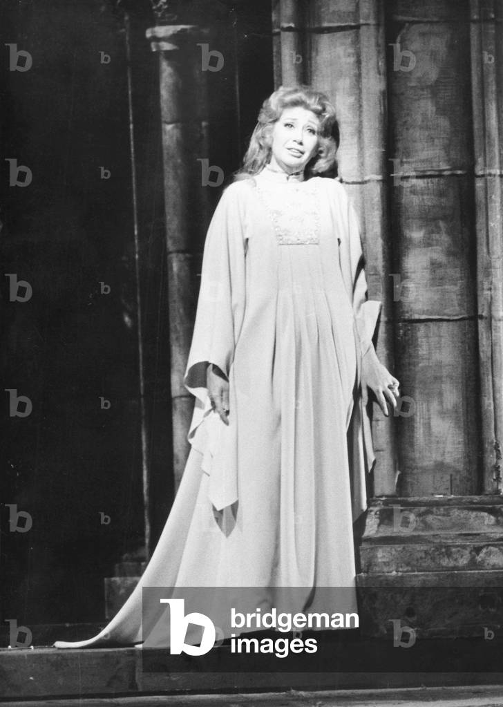 Beverly Sills in the title role of Donizetti 's Lucia di Lammermoor at the Metropolitan Opera, New York, December 1976