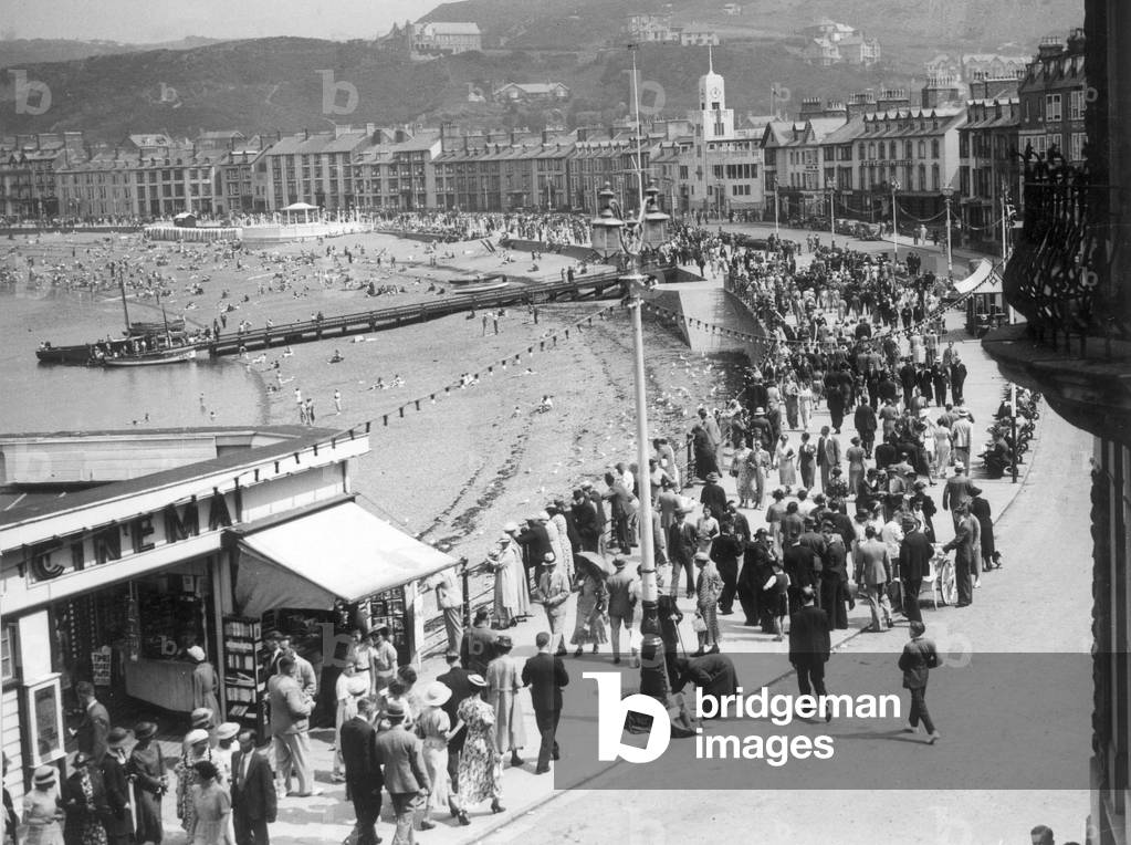 Aberystwyth holiday resort, August 1937 (b/w photo)