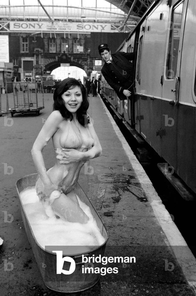 The bubble bath now standing at platform 7. The peace and tranquility of Sunday morning at Victoria Station was pleasantly disturbed by this delicious actress AVA Cadell, testing the HUG. 23 / 02 / 1975