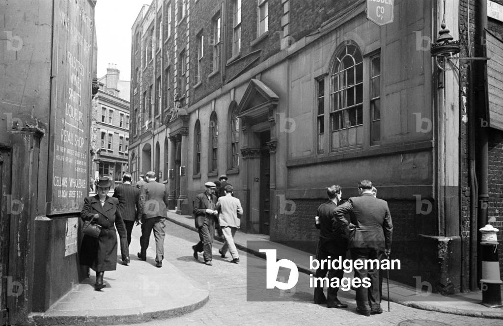 Scenes in and around Apothecaries' Hall, home of the Worshipful Society of Apothecaries, in Blackfriars. London. 27th May 1946 (b/w photo)