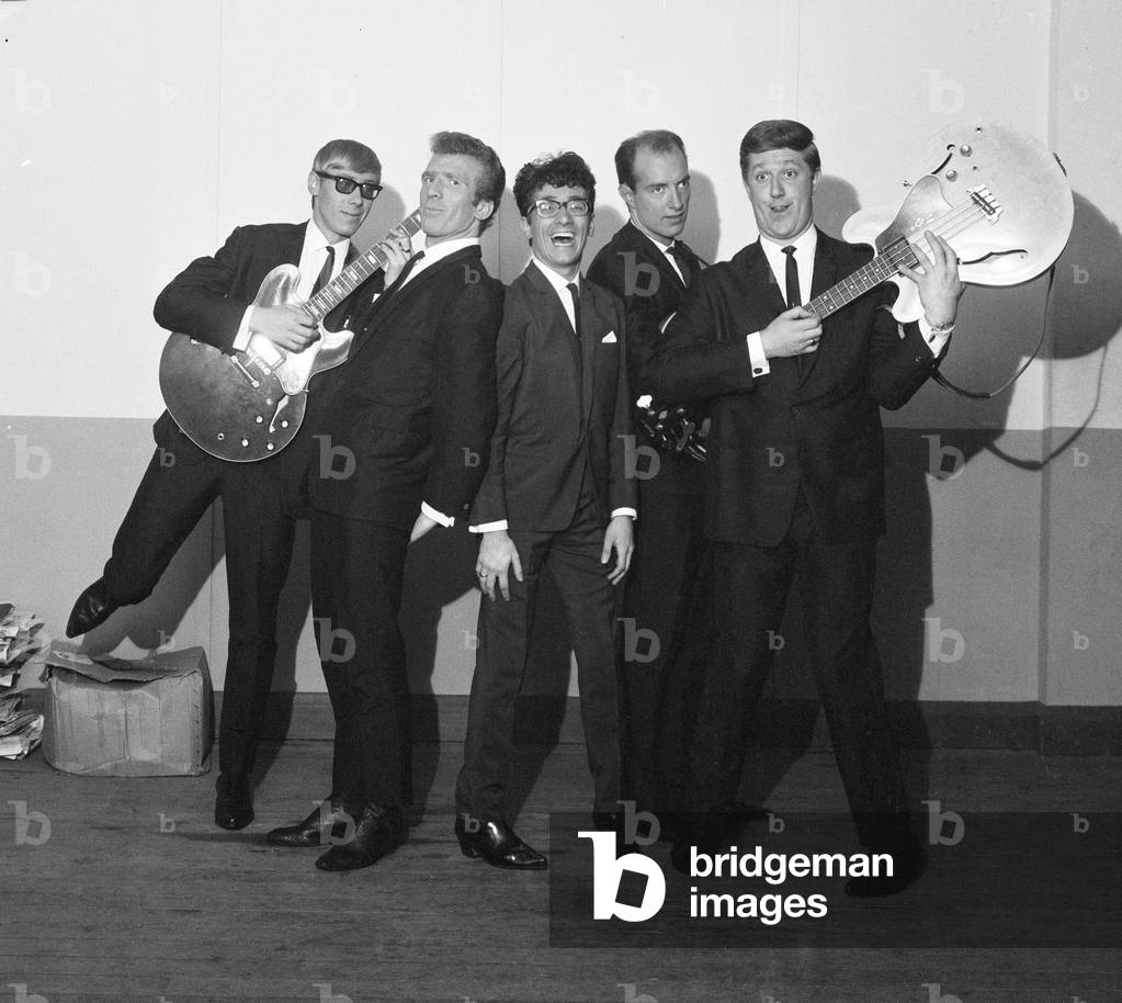 Manchester pop group Freddie and the Dreamers backstage at the Britannia Theatre on Britannia Pier in Great Yarmouth, Norfolk. The group consists of singer Freddie Garrity with band members Roy Crewdson, Pete Birrell, Derek Quinn and Bernie Dwyer. 8th September 1963 (b/w photo)