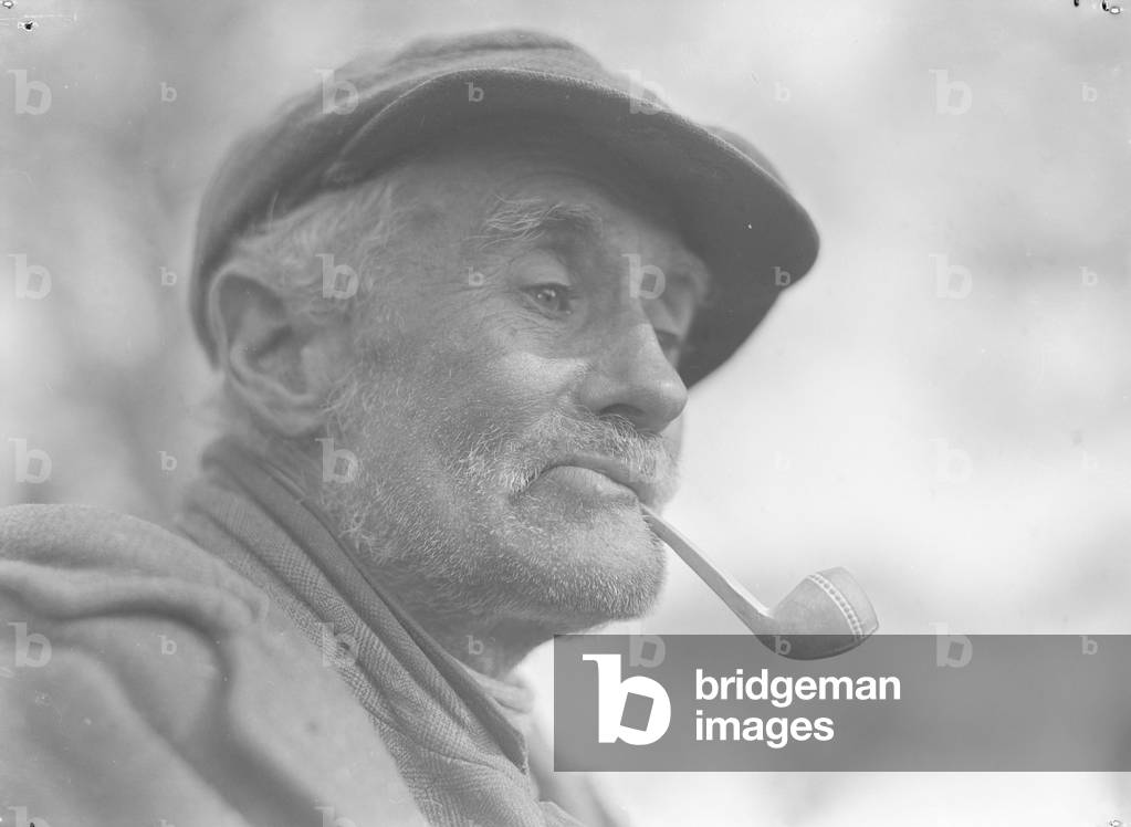 A gentleman of the road in deep contemplation with his pipe, 01/04/1936