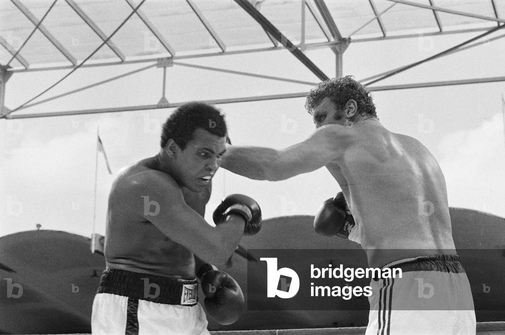 Joe Bugner v. Muhammad Ali in Kuala Lumpar, 29th June 1975 (b/w photo)
