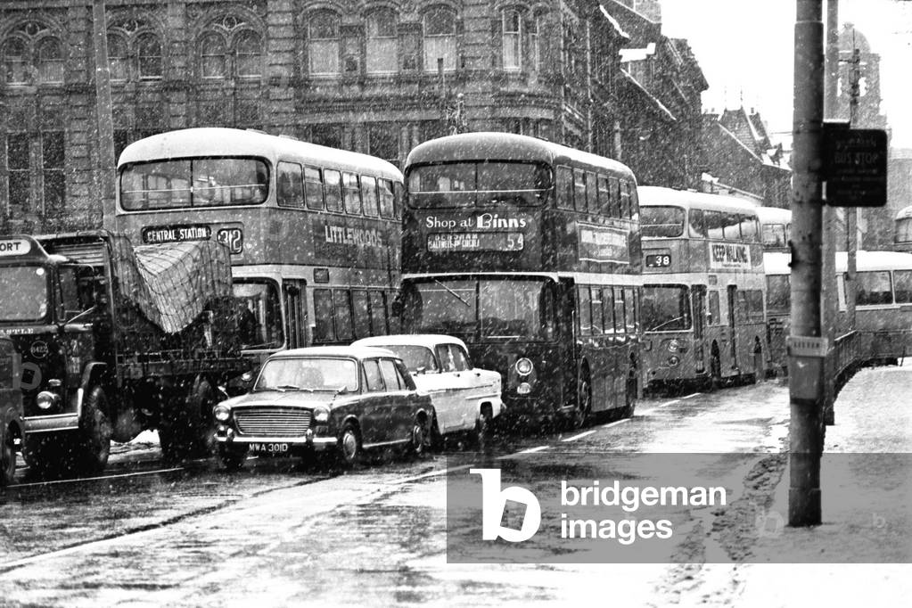 Traffic struggles against the snow on Collingwood Street, Newcastle 23 November 1971 (b/w photo)