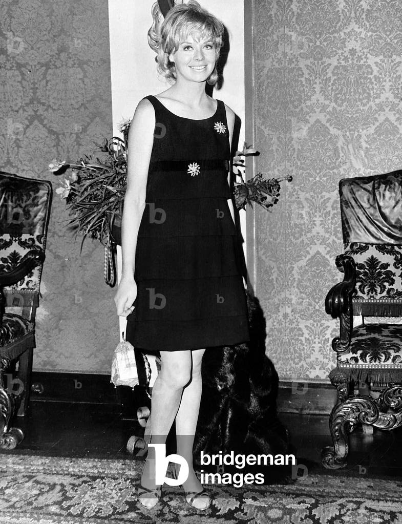 Actress Susannah York at the plaza for the premier of the film Paris is burning, December 1966 (b/w photo)