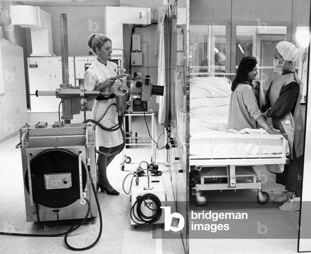 The new sterile nursing unit goes into service at the Middlesex Hospital in London, 1970 (b/w photo)