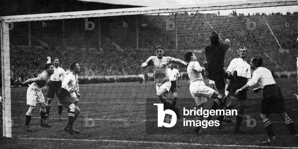 F.A Cup Final at Wembley: forced corner in last few moments, 1926 (b/w photo)