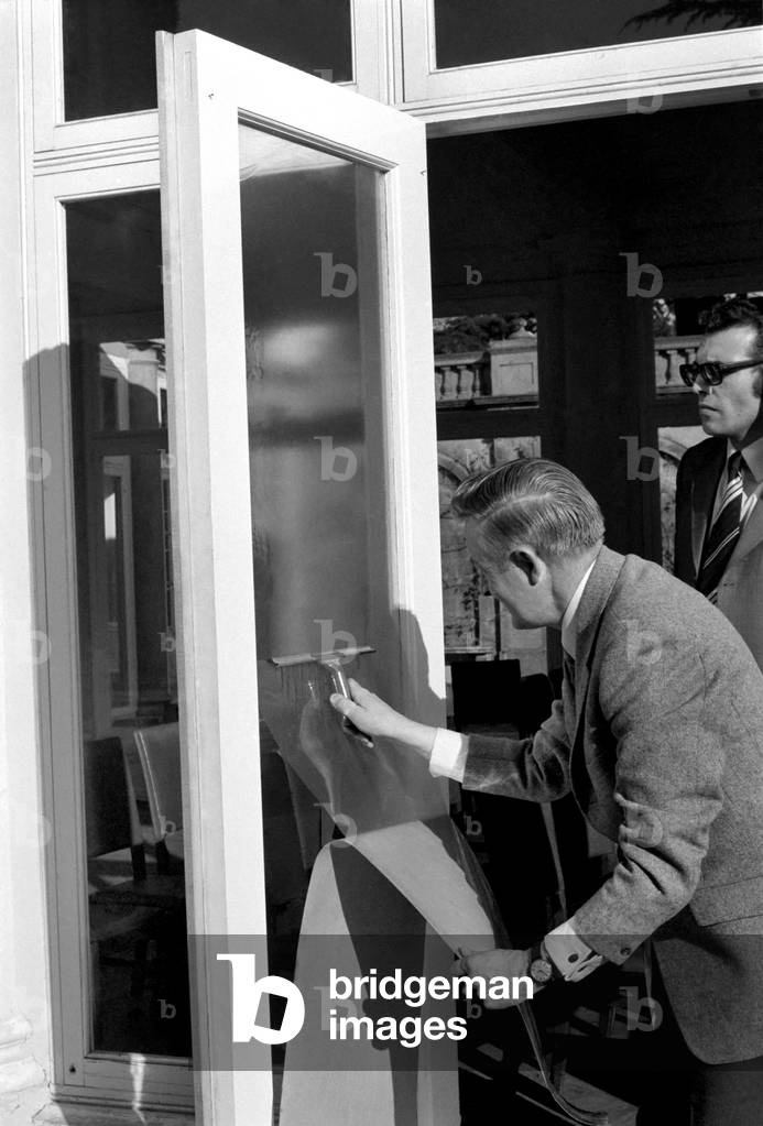 Safetykling, A Protective glass backing film from Ozalid, 27th February 1975 (b/w photo)